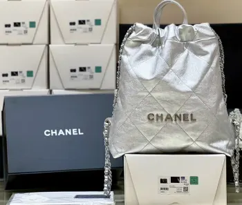 22系列双背包正品 42500 购入开发本季最火最值得入手的系列 它的名字叫22 bag 小香凡是以数字命名的都必火双背包只有一个尺寸 超级时尚和大气 还可以当手提包使用 简直不要太贴心 买就对了编号3859 尺寸34x29x8cm独家原厂方框小牛皮 手感超好