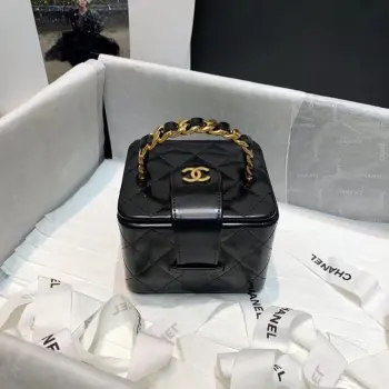 小号Chane Vintage化妆包 这款是香奶奶 家vintage小怪级别的化妆包绿色手提化妆包 这款颜色真的很绝 泛着珠光感 不同灯光能折射出不同颜色 颜色细节是高级满分 手提部分无论是从弧度还是色泽上都是费时费力手工制作而成的  容量超大 内置镜子炒鸡贴心哒 怎么穿搭都有股浓浓的高级感 尺寸11*9.5*8.5cm型号 A2227 小号颜色 漆皮 黑色
