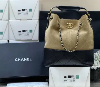 25A 高级手工坊  ZP 56000购入 Chane1 25A麂皮拼色竖款Hobo 每年高级手工坊都是最期待的一季[666]这只麂皮拼色是最火最热门的超级难买 实物真的超级惊讶 非常时尚和实用推荐 原厂正品麂皮拼小羊皮AS5636 33*29*11cm 