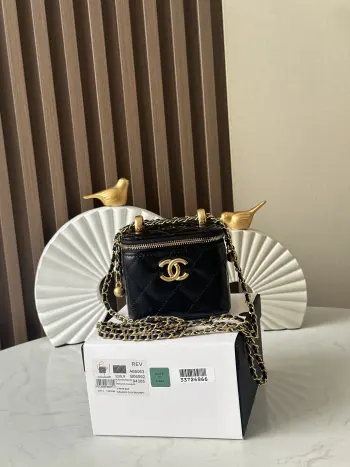   芯片版 新版本更新  CHANEL 24C双金球盒子香奈儿这季新品双金球我真的可一眼就爱上了这个包包 经典黑金 两颗金珠 链条可调节长短 Sa有货赶紧冲这个包包我更喜欢手拎斜挎和单肩也可容量也可调节                                  款号 66063  黑色                                          尺寸 11cm                                      配包装