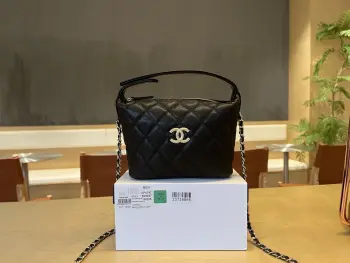 Chane1 25C饭盒包 小牛皮与金属链条  设计风格 双c 大logo 小巧身 能轻松容纳手机及日常必需品 无论是搭配休闲装还是正装 都能轻松驾驭 选择一些简约的服装 让包包成为整体造型的焦点 优雅与实用性完美结合 尺寸:21.5 19 6cm