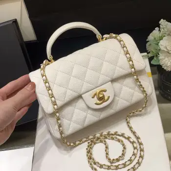 经典之CF大mini带手腕版本至尊版本   纯原厂incas水洗牛皮要在专柜买到 绝对得靠抢包包超级漂亮 多了一条手腕更加实用 可以手拎也可以背上身也很好搭配 非常值得收藏  最重要的还是芝麻纹水洗牛皮 耐用  原厂incas芝麻纹牛皮手感超级柔软全套全钢五金编号AS2431尺寸20x13x9cm有黑色 白色 桃粉 银色可选 每个颜色我家都有正品 欢迎对比