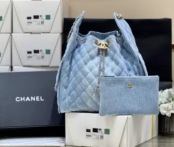 大号25S 春夏系列牛仔ZP 46500购入Chane1 25s 25bag丹宁牛仔小香已经给它取了专属的名字了25火爆程度无需多说走秀上推荐最多的包 真的非常经典实用大号实物也不是很大 超级百搭 推荐原厂正品水洗丹宁牛仔AS5311 40*30*15cm 