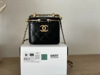   芯片版 新版本更新  CHANEL 24C双金球盒子香奈儿这季新品双金球我真的可一眼就爱上了这个包包 经典黑金 两颗金珠 链条可调节长短 Sa有货赶紧冲这个包包我更喜欢手拎斜挎和单肩也可容量也可调节                                  款号 66063  黑色                                          尺寸 11cm                                      配包装
