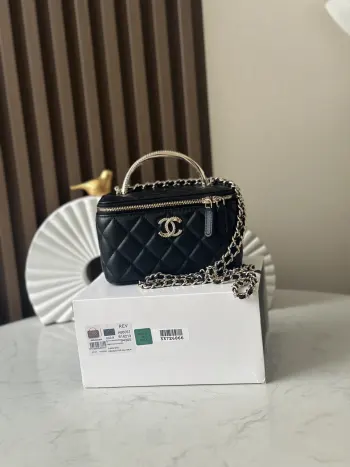   芯片版盒子包24K爆闪钻CHANE1珍珠手柄Logo水钻设计 手柄真的绝绝绝美 复古华丽 精致的像艺术品一样盒子包真的yyds 盖头还带有小镜子  容量也很大可以放下2部 很实用的一款双C扣的设计也很特别 有种blingbling的感觉 好精致好米呀 糕羊皮很独特 感觉很耐用哦 搭配任何衣服都能让你精致度    尺寸 10*17*8cm编号 66057 黑色配包装