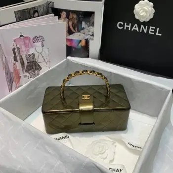 Chane Vintage化妆包 这款是香奶奶 家vintage小怪级别的化妆包 珠光金色手提化妆包 这款颜色真的很绝 不同灯光能折射出不同颜色 颜色细节是高级满分 手提部分无论是从弧度还是色泽上 都是费时费力手工制作而成的  容量超大 内置镜子炒鸡贴心哒 怎么穿搭都有股浓浓的高级感 尺寸22 10 8.5cm 编号 2226 大号颜色 漆皮 翠绿色
