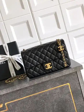 特级老厂 大號CF  23cm  OHANEL25B双C调节扣方胖子 回归款双logo链条包   魅力爆棚颜值超靓 一直是chanel的爆款 复古感的亮面羊皮 既拥有羊皮柔软细腻的外表 又兼备牛皮耐磨易打理的优点 做旧的复古五金 平滑的亮面 皮 小巧精致点缀在包链两头双调节logo 等等  可以调节的链条  各样造型随心所向 包型方正  单肩 斜挎 手提均可 穿搭属性 尺寸23.5x14.5x7cm Mini20x13x7cm 方胖子 18x13.5x7cm 