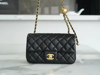 原厂芯片版ℂℍ𝔸ℕ𝔼𝕃23C金属球𝑴𝒊𝒏𝒊 正品皮黑色 23C全新升级版本 方框开料部原厂小羊皮 延续传统 赋予革新 最美金球方胖子人间香奈儿随意调节的金属球 适合各种身高的美眉斜挎 单肩 手拎 腋下包 腰包更有多种背法美貌与实用并存小姐姐必备款可可爱爱     年度最爱尺寸 13 20 7cm