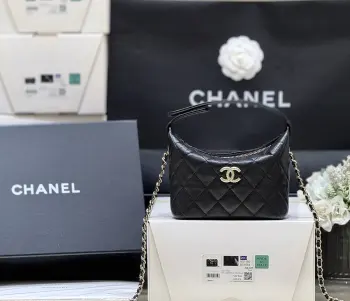 25A 高级手工坊系列ZP 28000购入 Chane1 25A浮雕五金饭盒包 黑金太太太好看了吧 非常经典耐看的造型容量也非常大可以各种背法 手提 斜挎 腋下大手机也放得下 超级推荐 原厂正品Haas荔枝纹小牛皮AP4747 21.5*19*7.5cm 
