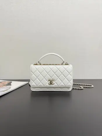 原厂皮 现货 25S Trendycc钻扣风琴包出少量现货啦 千金既视感 钻扣BlingBling超闪双层风琴包在小包里算是大的 粉饼钥匙口红都可以装得下 卡槽位置可以装下各种卡 颜值完全不输其他包 包身是小羊皮皮质 软软糯糯的 顶部字母也有水钻 比以往的Trendycc还要精致  手提 斜挎 双链单肩腋下 背法很多重不需要调节扣size 18cm99479