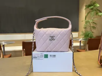 Chane1 25C饭盒包 小牛皮与金属链条  设计风格 双c 大logo 小巧身 能轻松容纳手机及日常必需品 无论是搭配休闲装还是正装 都能轻松驾驭 选择一些简约的服装 让包包成为整体造型的焦点 优雅与实用性完美结合 尺寸:21.5 19 6cm