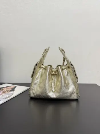 原厂皮 现货l25A水桶抽绳包 小号香家系列新添一个小可爱 它的本体其实是一个小水桶包 皮质是摸起来比较柔软的磨砂皮 很像刻意而为之的精心搭配 大大的双C logo设计 可以调动 迷人的小细节 链条不可调节 溜金搭配 五金选用的复古做旧金 非常有中古的味道 忍不住称绝的一款 size 40*30*15cm 30*26*14cm99442