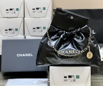 24C 早春度假系列22横版垃圾袋ZP 46500购入24C推出的横款垃圾袋 也很受欢迎哦作为这两年小香家的主打款 一直都深受各大明星喜爱 实用耐看经典不用说推荐原厂正品bodin 复古小牛皮AS4486  43*30*8cm 