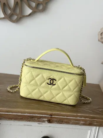 CHANEL  25c饭盒包 新款斜跨口红包链条单肩 斜挎 手提 时尚走秀款购物袋 颗粒压花小牛皮时尚耐用 感觉更能展现高气质高品位 经典优雅的包身款式 适合四季各款服装的气质典范永远不过时 你值得拥有 尺寸 9.5 17 8cm编号 66022 浅黄色