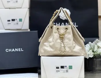 奶茶色少量到货啦25S 春夏系列  ZP 47800购入 Chane1 25s 25bag荔枝皮 小香已经给它取了专属的名字了25火爆程度无需多说走秀上推荐最多的包 真的非常经典实用容量很大 超级百搭 推荐 原厂正品haas荔枝小牛皮AS5293 30*26*14cm 