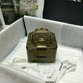 小号Chane Vintage化妆包 这款是香奶奶 家vintage小怪级别的化妆包绿色手提化妆包 这款颜色真的很绝 泛着珠光感 不同灯光能折射出不同颜色 颜色细节是高级满分 手提部分无论是从弧度还是色泽上都是费时费力手工制作而成的  容量超大 内置镜子炒鸡贴心哒 怎么穿搭都有股浓浓的高级感 尺寸11*9.5*8.5cm型号 A2227 小号颜色 漆皮 翠绿色