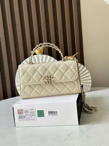   芯片版 浅杏色 鱼子酱皮独家出货Chane10 25s新版交叉手柄kelly否皮横版大号这一季一定要买的 kelly横版翻盖的设计复古又时髦 皮穿链交错的手柄 绝美了 的皮质 高级感满满 手感也是一级棒  无论是单肩还是手提 都能轻松驾驭各种场合  不仅外形美得让人窒息 而且内部空间也非常实用 能够轻松装下日常生活所需物品 可饭盒编号 66055浅杏色尺寸:18x10x4.5cm配包装