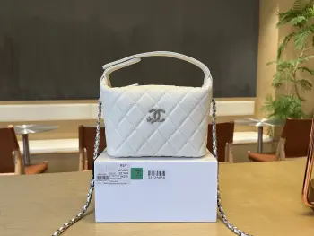 Chane1 25C饭盒包 小牛皮与金属链条  设计风格 双c 大logo 小巧身 能轻松容纳手机及日常必需品 无论是搭配休闲装还是正装 都能轻松驾驭 选择一些简约的服装 让包包成为整体造型的焦点 优雅与实用性完美结合 尺寸:21.5 19 6cm