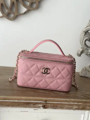 CHANEL  25c饭盒包 新款斜跨口红包链条单肩 斜挎 手提 时尚走秀款购物袋 颗粒压花小牛皮时尚耐用 感觉更能展现高气质高品位 经典优雅的包身款式 适合四季各款服装的气质典范永远不过时 你值得拥有尺寸 9.5 17 8cm编号 66022 粉色