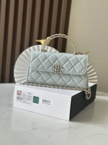   芯片版 浅蓝 鱼子酱皮独家出货Chane10 25s新版交叉手柄kelly否皮横版大号这一季一定要买的 kelly横版翻盖的设计复古又时髦 皮穿链交错的手柄 绝美了 的皮质 高级感满满 手感也是一级棒  无论是单肩还是手提 都能轻松驾驭各种场合  不仅外形美得让人窒息 而且内部空间也非常实用 能够轻松装下日常生活所需物品 可饭盒编号 66055浅兰尺寸:18x10x4.5cm配包装