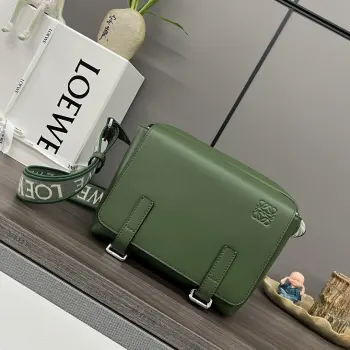 Lo w  2022新款柔软光滑牛皮革和提花布军用邮差包拉链顶部隔层以及额外的前部翻盖隔层*带翻盖这个版本采用牛皮革和提花布制成*𝑳𝒐𝒆𝒘𝒆提花肩带肩背或斜挎*可调式肩带 配有金属滑块*磁扣开合*内部插袋*人字纹棉质帆布衬里*Anagram 压纹 Size:24.5*18*10.5cm 型号 11388