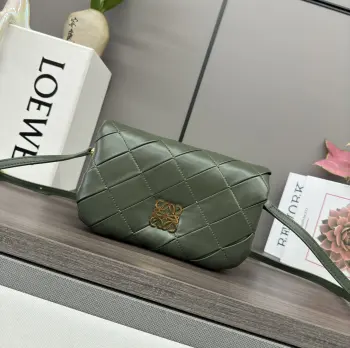 LO w 复褶闪亮纳帕羊皮革 Puffer Goya 手袋 受到了 Goya 美学的启发 通过带有鹅毛衬垫的闪亮纳帕羊皮革 带来了全新的感官和触觉维度  配有可拆卸且可调节的金属甜甜圈链条和一条可拆卸皮革带子  此迷你版本采用褶皱羊皮革 经过裁剪 缝制和手工编织制成 肩背或手拿*磁扣*这款手袋配有一根可拆卸链条和一根皮革带子一个主要隔层 一个拉链口袋和一个插袋 *纳帕羊皮革衬里型号 062465Size:20*6*13CM