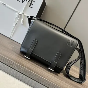 Lo*we2022新款柔软光滑牛皮革和提花布军用邮差包拉链顶部隔层以及额外的前部翻盖隔层*带翻盖这个版本采用牛皮革和提花布制成*𝑳𝒐𝒆𝒘𝒆提花肩带肩背或斜挎*可调式肩带 配有金属滑块*磁扣开合*内部插袋*人字纹棉质帆布衬里*Anagram 压纹 Size:24.5*18*10.5cm 型号 11388