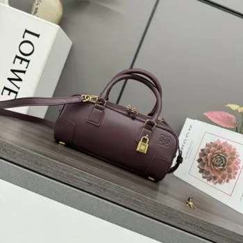 LO w 新款 迷你 Amazona 23 Cropped 手袋 *保龄球包最新尺寸 诞生于1975年代Amazona手袋重塑为修长法棍比例 延续标志性Amazona标识 这个版本采用纳帕牛皮革制成*配有小挂锁作为新图标以配合电子设备经常存放在包中的现代生活方式*并且设计更新为双拉链 方便打开和关闭*管状皮革提手和复古包角细节*  斜挎  肩背  手拎 *小巧包型流露出俏皮学院风格 型号 062417Size:23*10*11CM