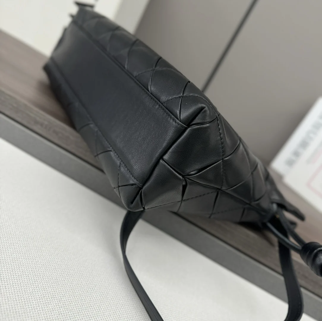 Loewe 262487 Flamenco Grab Bag Crossbody Bag - Detail view 6