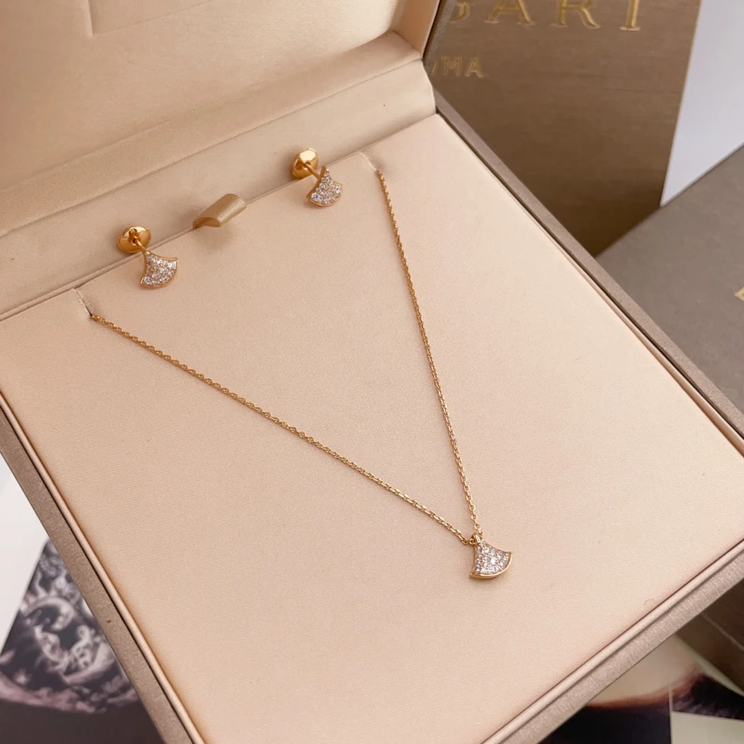 Bvlgari DIVAS DREAM necklace in miniature with full pave diamonds - Detail view 2