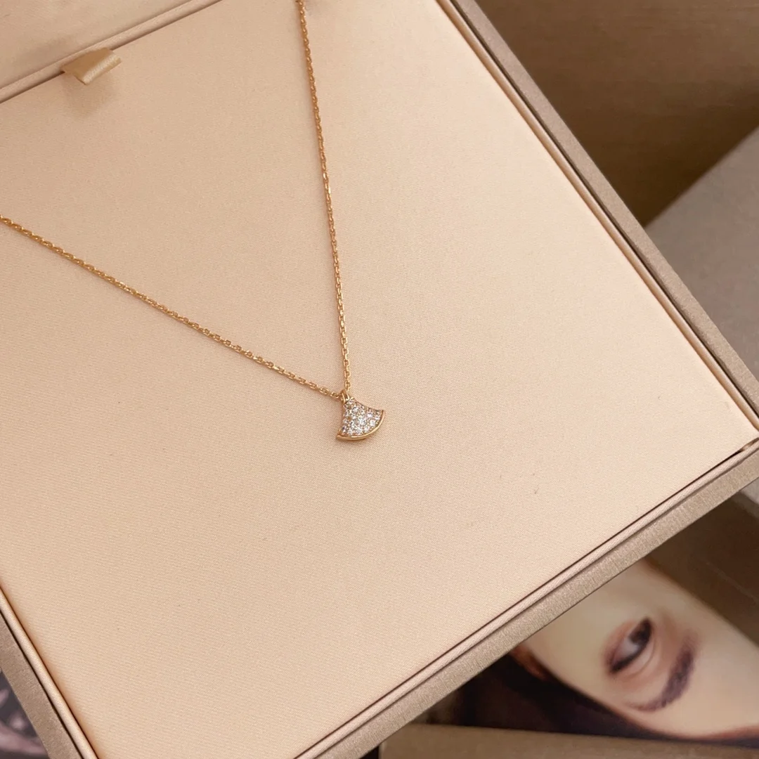 Bvlgari DIVAS DREAM necklace in miniature with full pave diamonds - Detail view 3
