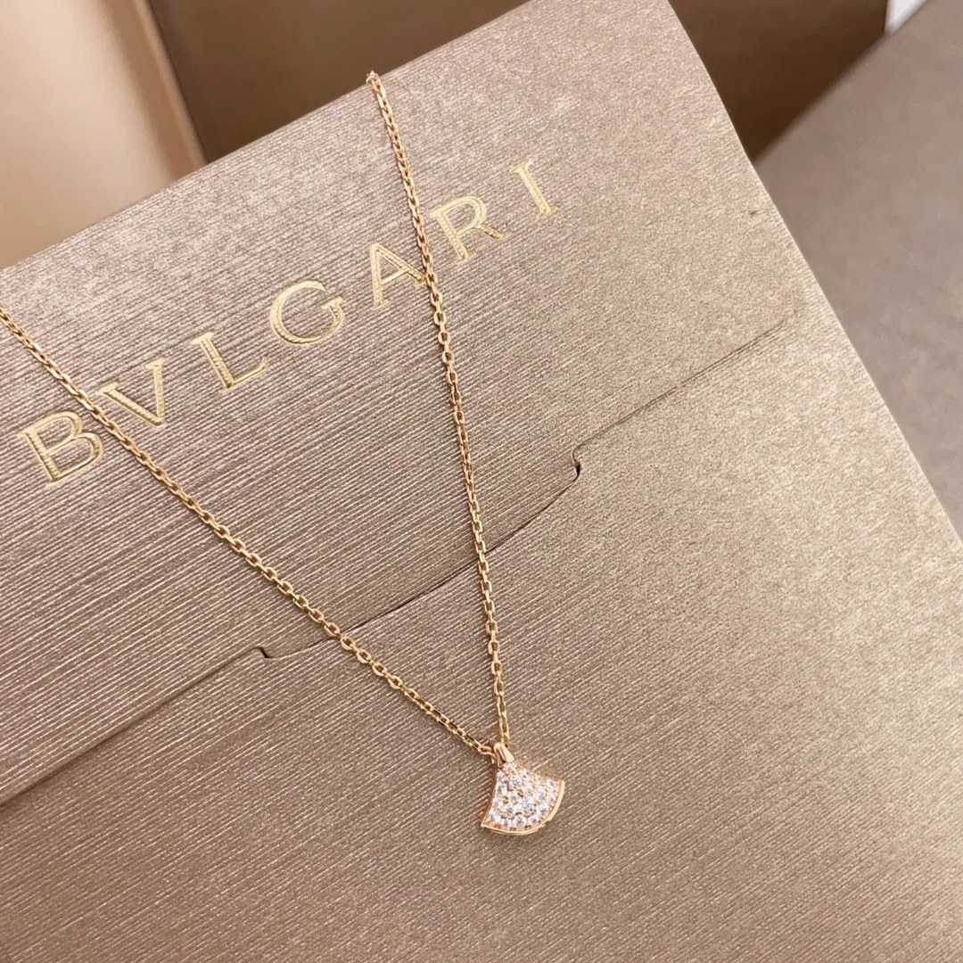 Bvlgari DIVAS DREAM necklace in miniature with full pave diamonds - Detail view 4