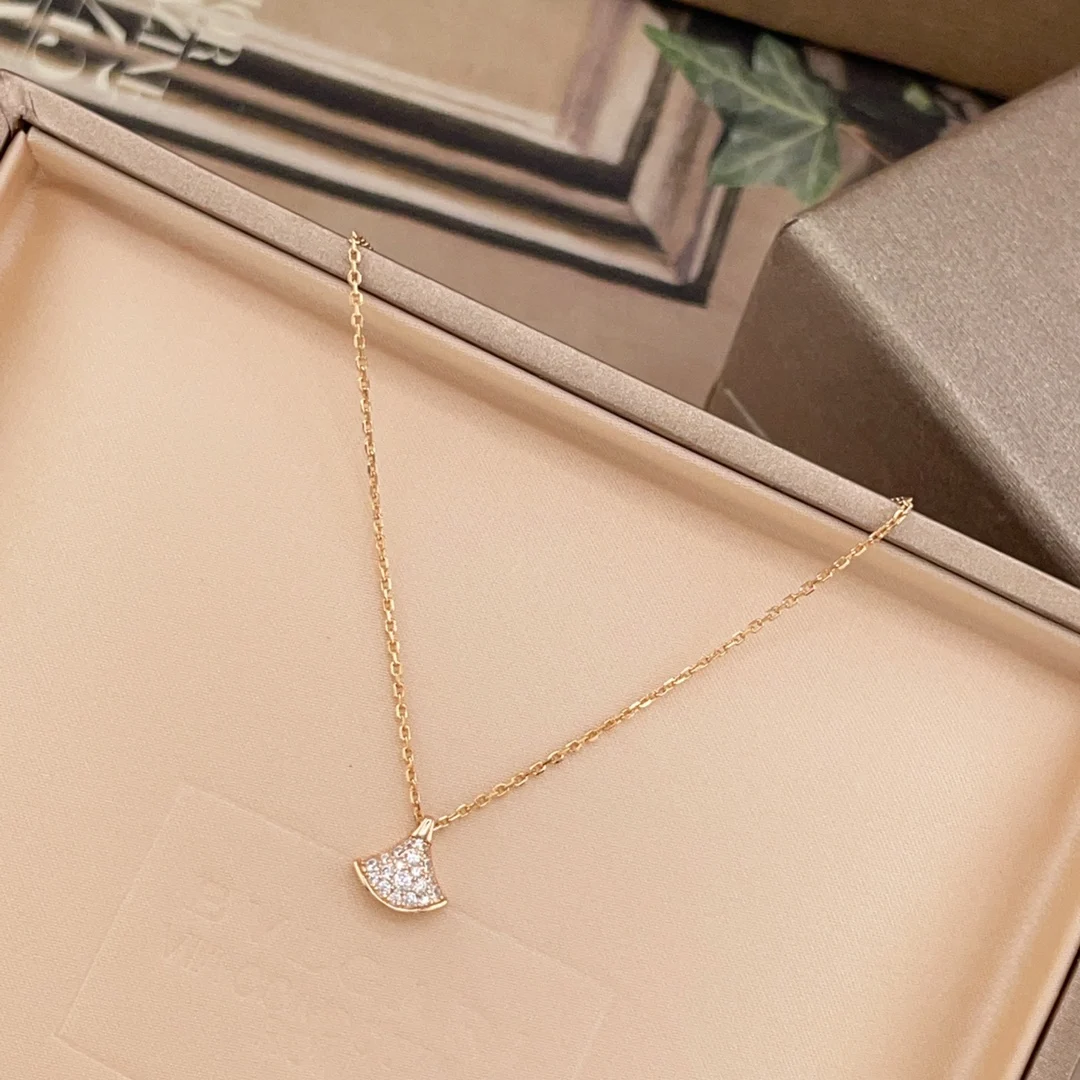 Bvlgari DIVAS DREAM necklace in miniature with full pave diamonds - Detail view 5