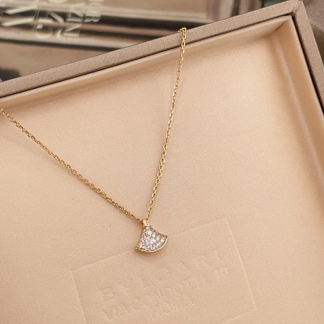 Bvlgari DIVAS DREAM necklace in miniature with full pave diamonds - Detail view 6