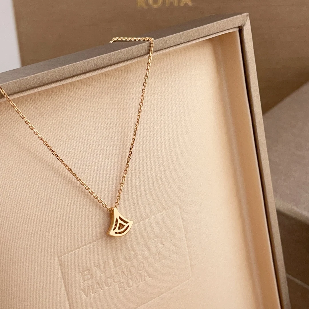 Bvlgari DIVAS DREAM necklace in miniature with full pave diamonds - Detail view 7