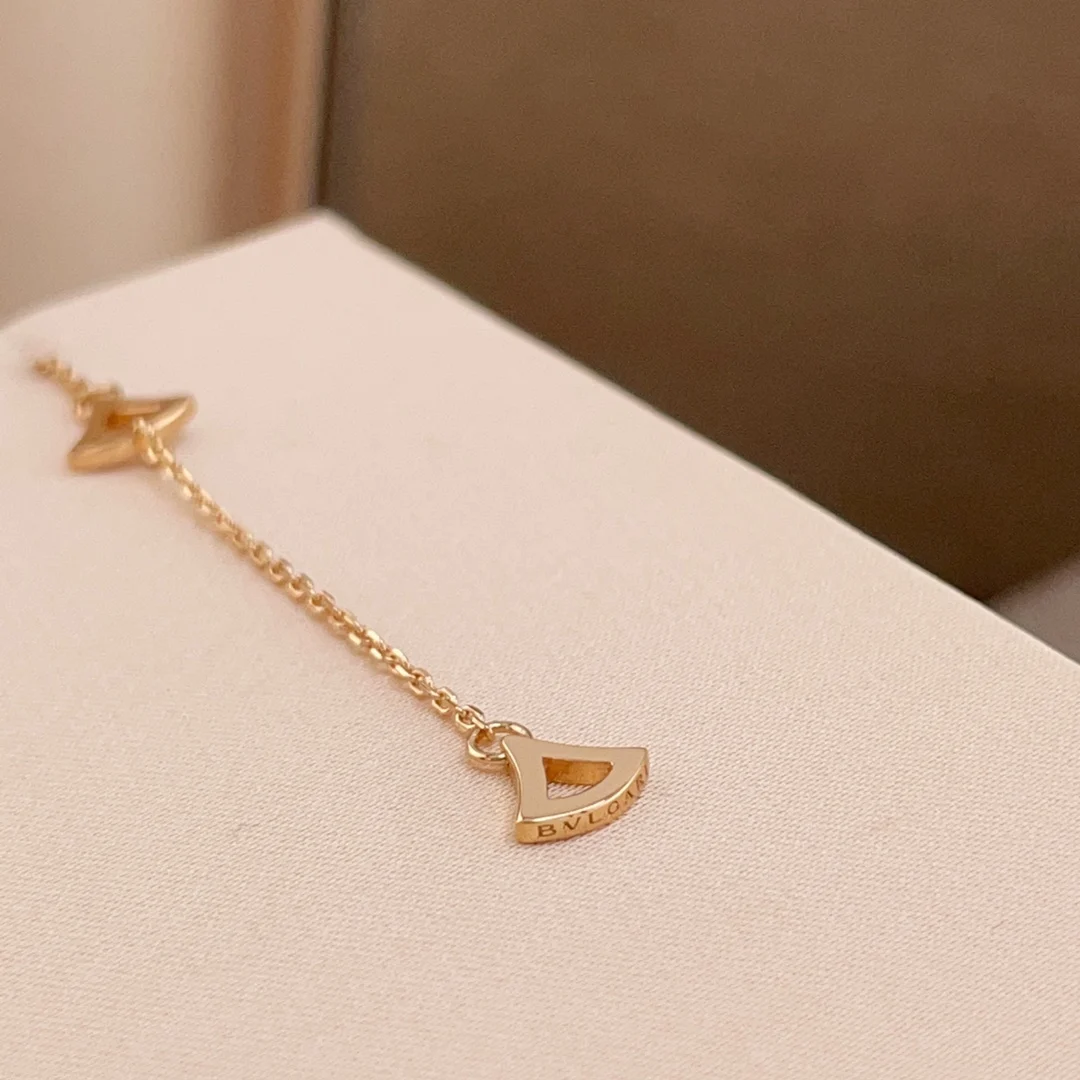Bvlgari DIVAS DREAM necklace in miniature with full pave diamonds - Detail view 8