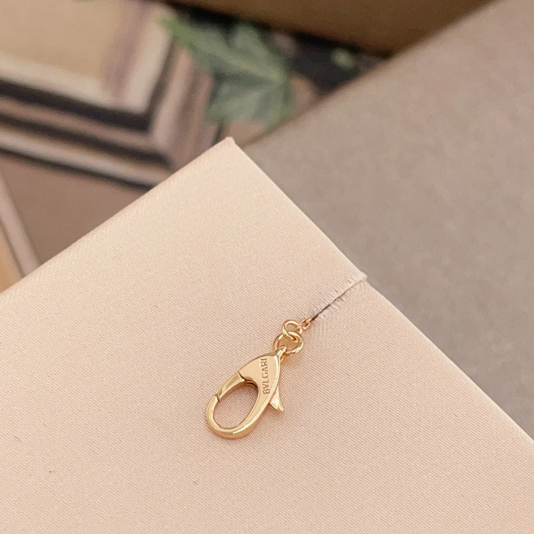 Bvlgari DIVAS DREAM necklace in miniature with full pave diamonds - Detail view 9