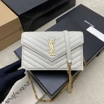 <p>白羊皮/金新色woc小号信封包原厂皮版本说到信封包 Y家的这一只一定必须要拥有名字 整包采用原厂羊皮制作 版型立体 手感舒适 可拆卸的肩带设计丰富了包包的多用性 肩带拆掉可直接当手包 晚宴包使用 内置多个卡位 实用到爆炸 平时出门带上手机和卡片 一可以带你轻松走遍天下  </p><p>型号 393953</p><p>尺寸 19x11.5x4cm</p>