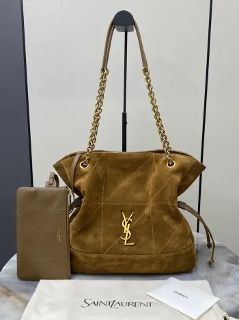<p> 小号 焦糖磨砂 古金YSL 新款小号Jamie 4.3 large pochon羊皮腋下包 设计师真的太懂消费者需要什么了吧可很多托特包的设计都没法让颜值和实用性两者都兼得 但是 这只tote做到了 它包身轻 容量大 而且还很优雅 是有设计在线 且贵气满满的实用型tote 我觉得比22bag好看耶 这是可以说的吗还是一只可以让你实现优雅带娃的妈咪包</p><p>型号 833948</p><p>尺寸 27×29×11cm</p>