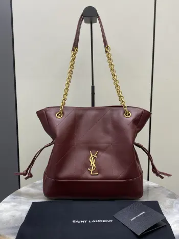 <p> 小号 枣红羊皮 古金YSL 新款小号Jamie 4.3 large pochon羊皮腋下包 设计师真的太懂消费者需要什么了吧可很多托特包的设计都没法让颜值和实用性两者都兼得 但是 这只tote做到了 它包身轻 容量大 而且还很优雅 是有设计在线 且贵气满满的实用型tote 我觉得比22bag好看耶 这是可以说的吗还是一只可以让你实现优雅带娃的妈咪包</p><p>型号 833948</p><p>尺寸 27×29×11cm</p>