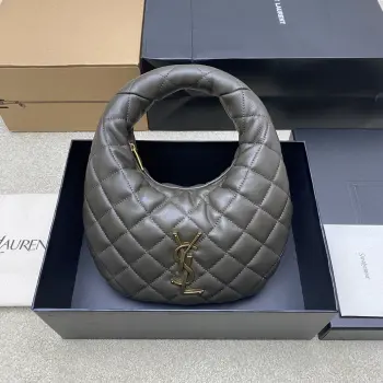<p>麝香绿羊皮 金ICARE baby纳帕羊皮手袋 备受瞩目的可颂形状包包闪亮登场 标志性的金属logo点缀其中 完美结合复古与现代感 堪称本季最令人期待的It Bag之一 无论是日常出街还是夜晚派对 这款包都能轻松驾驭 </p><p>型号 851689</p><p>尺寸 17cm 18 4cm</p>