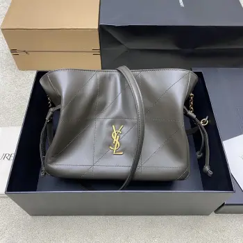 <p>绿羊皮 古金YSL 最新斜跨福袋小号出货了 福袋新尺寸好可爱 一起来种草吧 Jamie 4.3 large po设计师真的太懂消费者需要什么了吧可很多托特包的设计都没法让颜值和实用性两者都兼得 但是 这只tote做到了 它包身轻 小巧可爱容量也是很OK哦 而且还很优雅 是有设计在线 且贵气满满的实用型tote 我觉得比22bag好看耶 这是可以说的吗</p><p>型号 862712</p><p>尺寸 26×18×11cm</p>