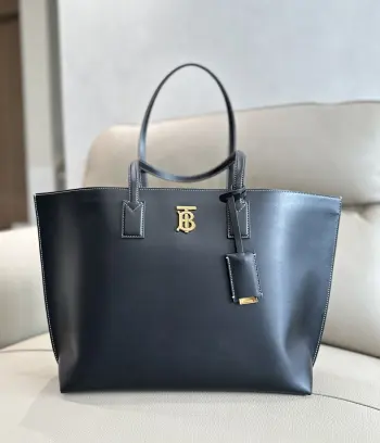 特级 B家最新托特包 精选意大利鞣制的缉明线皮革打造 装饰亮泽 Thomas Burberry 专属标识设计 搭配皮革包覆的镜子吊饰  34 x 14 x 28cm 外层 100 小牛皮  p  p 内衬 55 棉 45 亚麻型号5031  p 