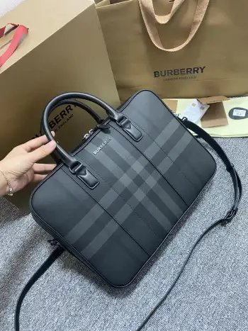 最新款公文包 采用格纹与意大利鞣制皮打造 装饰品牌徽标设计 可缔造手提造型 或使用可拆式背带肩背携带 此件精品的主要材料中至少 30  来自生物基材料 生物基材料主要来源于植物和蓖麻油等可再生自然资源 38 x 9 x 28cm7721