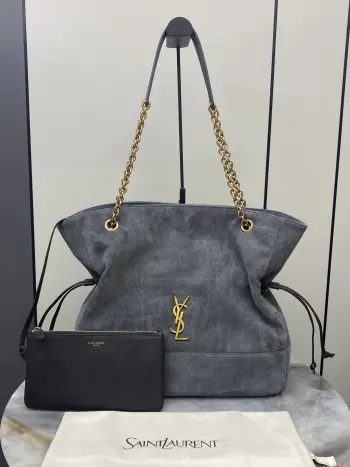 <p>磨砂都市灰 古金全YSL 新款Jamie 4.3 large pochon磨砂皮腋下包 设计师真的太懂消费者需要什么了吧很多托特包的设计都没法让颜值和实用性两者都兼得 但是 这只tote做到了 它包身轻 容量大 而且还很优雅 是有设计在线 且贵气满满的实用型tote 我觉得比22bag好看耶这是可以说的吗还是一只可以让你实现优雅带娃的妈咪包</p><p>型号 809824</p><p>尺寸 35x35×10cm</p>