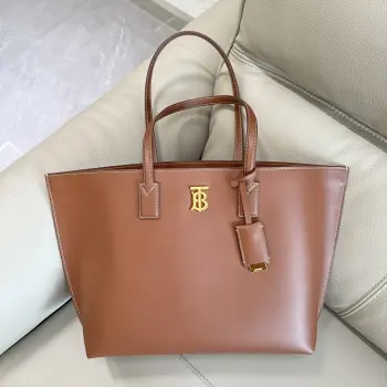 特级 B家最新托特包 精选意大利鞣制的缉明线皮革打造 装饰亮泽 Thomas Burberry 专属标识设计 搭配皮革包覆的镜子吊饰  34 x 14 x 28cm 外层 100 小牛皮  p  p 内衬 55 棉 45 亚麻型号5031  p 