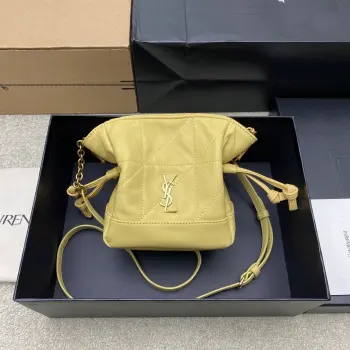 <p>奶黄羊皮 古金YSL 最新斜跨福袋迷你号出货了 福袋新尺寸好可爱 一起来种草吧 Jamie 4.3 large po设计师真的太懂消费者需要什么了吧可很多托特包的设计都没法让颜值和实用性两者都兼得 但是 这只tote做到了 它包身轻 小巧可爱容量也是很OK哦 而且还很优雅 是有设计在线 且贵气满满的实用型tote 这是可以说的吗</p><p>型号 859174</p><p>尺寸 14.5×15.5×8cm</p>
