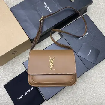 <p>平纹棕/金原厂皮版本 精品专供</p><p>新款Saint Laurent 经典Niki 手袋推出全新独特Besace 马鞍包型 采用焦糖棕色植鞣牛皮打造包身 饰以柔软心翻盖开合 烘托 YSL 金色徽标包扣 包包配置2个隔层空间和一条可调节肩带 适合搭配波西米亚风格装束 或是契合秋冬的美拉德风穿搭 流露出复古又时髦的气质</p><p>型号 718556 原厂皮 </p><p>尺寸 22x16x8cm</p>