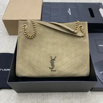 <p>磨砂绿 金原厂皮 精品专供</p><p>Niki shopping bag_意大利进口麂皮 五金是全牛皮包裹 工艺十分精湛 包袋中间有磁吸扣 保障了包包使用的安全性 内里有一拉链隔层及敞口插槽设计可放手机及零卡片 方便拿取 不会出现因为是大包而出现找不到东西的情况 包包自重非常轻 容量又足够大 公文包 旅行包 购物袋 妈妈包随意切换 实用性爆表</p><p>型号 577999 原厂皮 </p><p>尺寸 33x27x11.5cm</p>