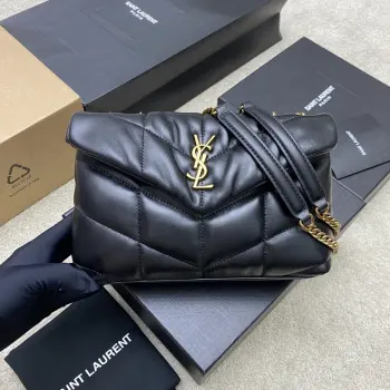 <p>黑羊皮/古金  𝙇𝙤𝙪𝙇𝙤𝙪 𝙥𝙪𝙛𝙛𝙚𝙧 LOULOU UFFER 新款迷你双链条绗缝小羊皮包 超火爆的款式专柜最新mini尺寸 原厂Z皮制作 手感柔软细腻 小小个带出门犹如棉花糖般可爱 包内设有一个拉链内袋可放置手机及贵重物品 还有一个可以放置卡片的卡槽 除此之外无多余内袋设计 麻雀虽小五脏俱全 使用起来随心所欲</p><p>型号 759337</p><p>尺寸 23x15.5x5.8cm</p>